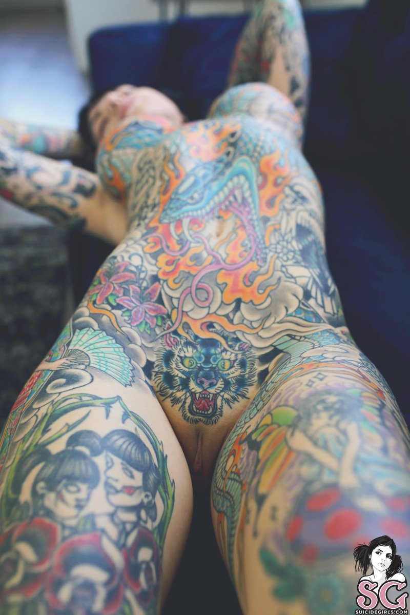Tigerlilly Suicide bare pubis
