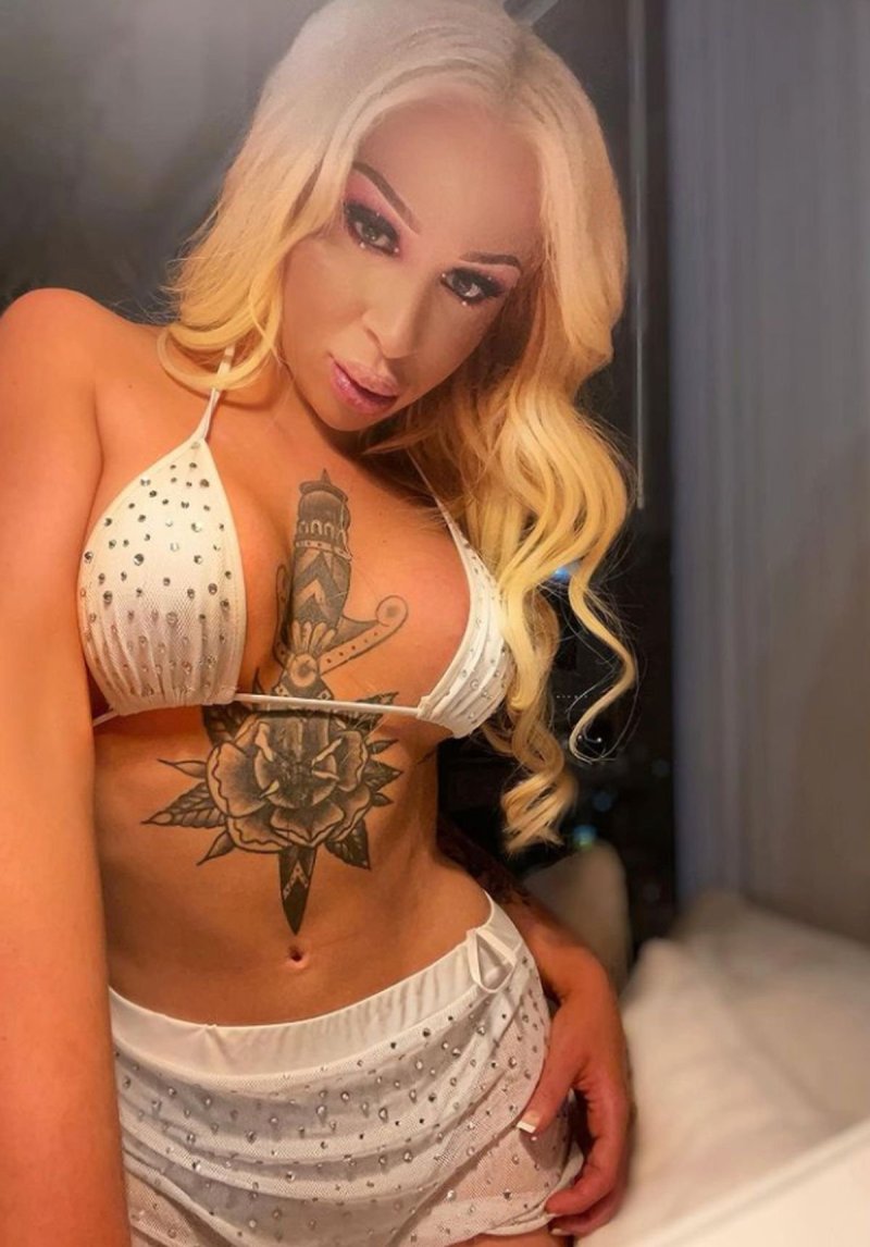 Busty trans blonde Aspen Brooks