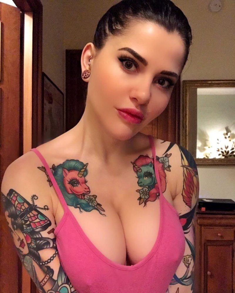 Tattoo model Aurore Pariente nude