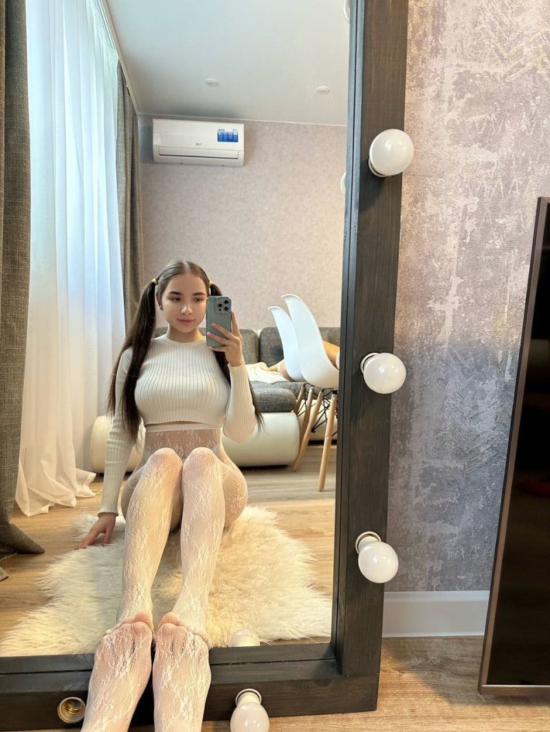 Anyuta Zaslavskaya breasts