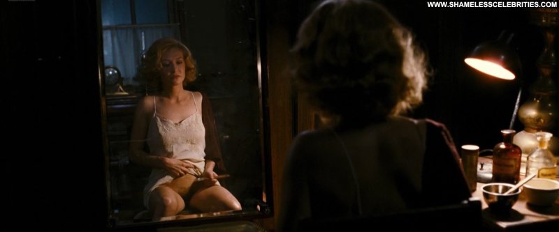 Carice Van Houten paints her pubic area